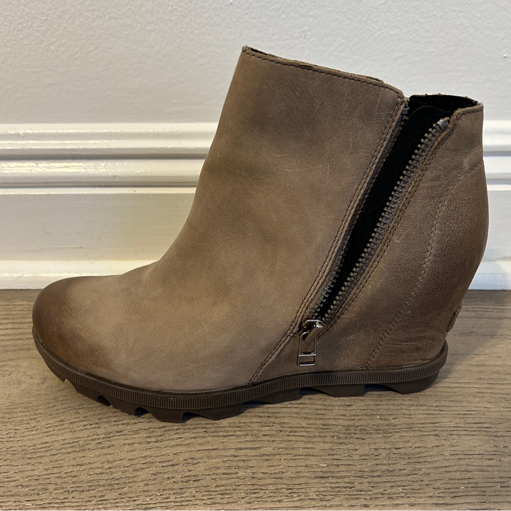 Sorel Women's Joan of Arctic Wedge II Zipper Fashion Boot - Size 9